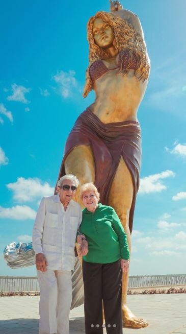 Nidia del Carmen Ripoll Torrado with her husband William Mebarak Chadid infront of their daughter Shakira's statue